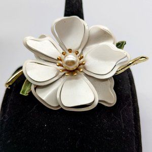 NWOT White Metallic Flower Brooch With Pearl